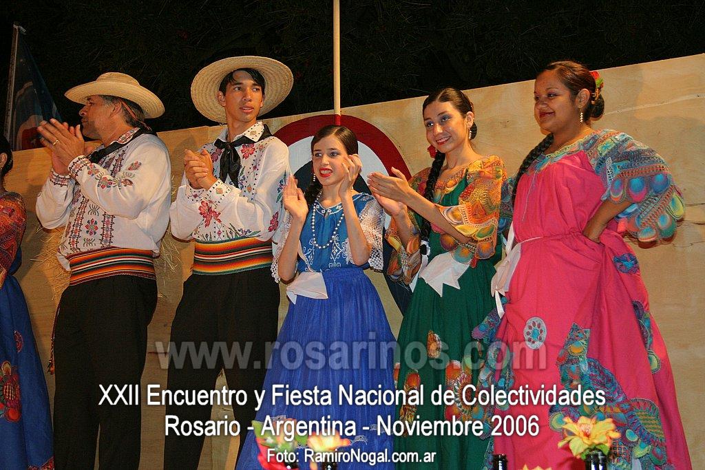 Parte del cuerpo de baile en el escenario de la Casa Paraguaya