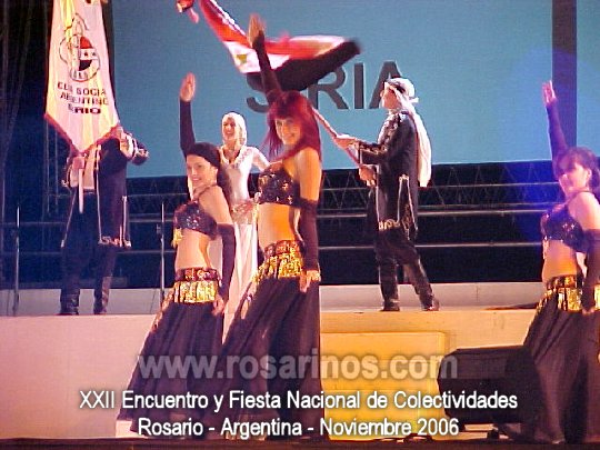 Parte del cuerpo de baile del Club Social Argentino Sirio en el Escenario Mayor