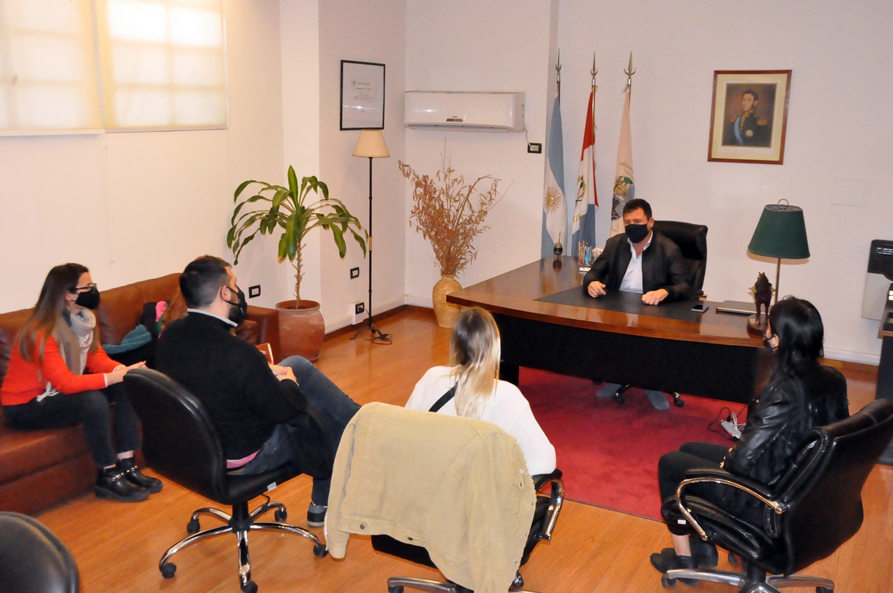 Intendente Raimundo con integrantes de movimiento en defensa del Delta del Paraná Intendente Raimundo con integrantes de movimiento en defensa del Delta del Paraná