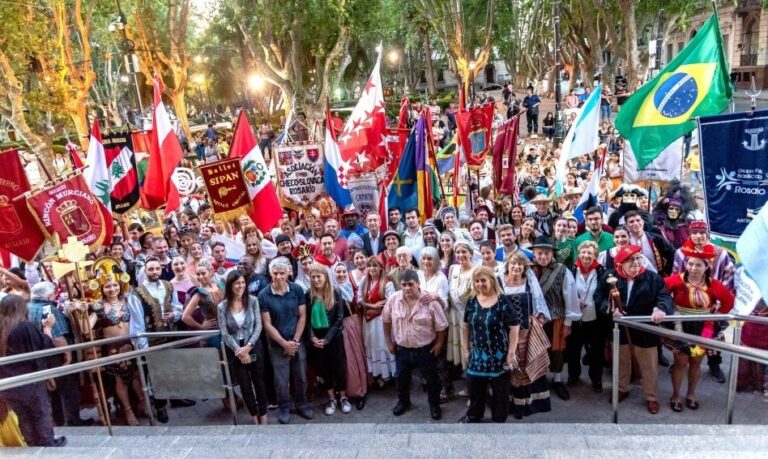 Con su tradicional desfile por peatonal Córdoba se puso en marcha Colectividades 2022