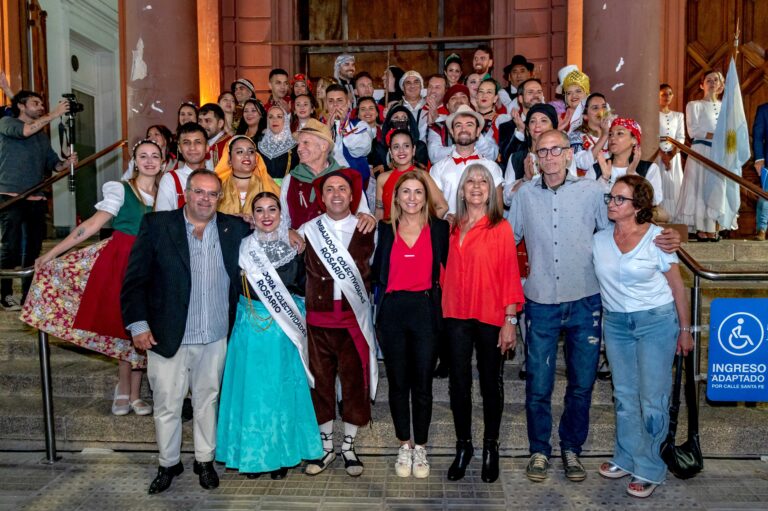 Colectividades poblaron la peatonal Córdoba de ritmo y color con su tradicional desfile