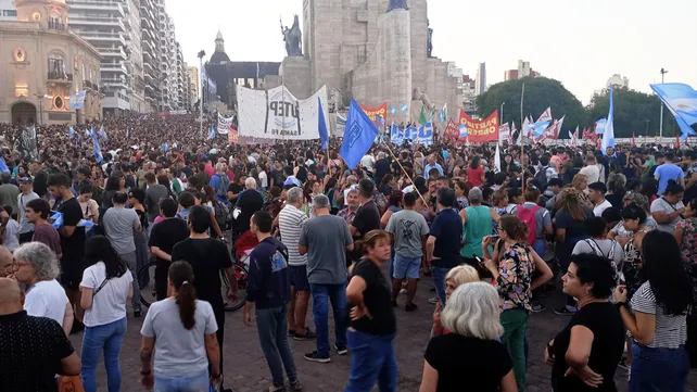 Efecto Milei: Rosario se manifestó en repudio al decretazo del presidente