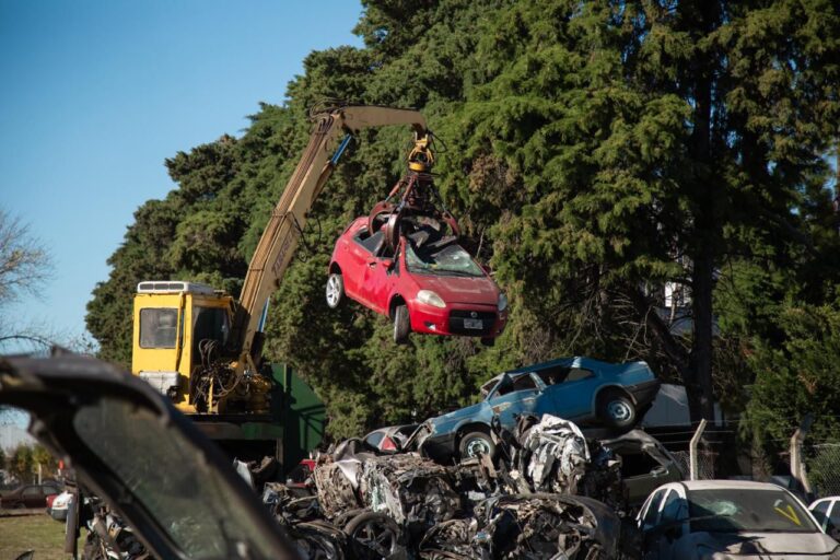 Compactaron más de 300 vehículos decomisados