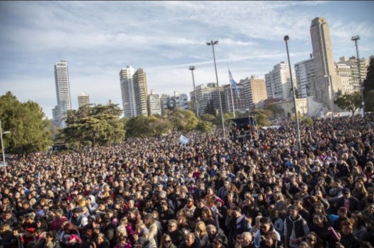 Rosario, mi bandera: la ciudad se viste de celeste y blanco para celebrar al pabellón nacional