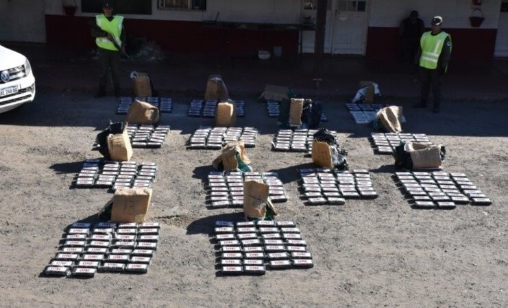 Gendarmería secuestró 460 kilos de cocaína y fusiles al detener a dos hombres que huian en una Amarok