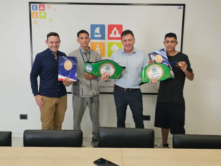 El intendente Leonardo Raimundo recibió a boxeadores sanlorencinos que se coronaron campeones del Mercosur