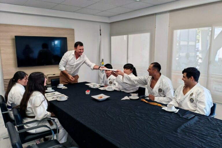 Raimundo entregó reconocimientos a alumnos de la Escuela de Karate Municipal que brillaron en Rosario Raimundo entregó reconocimientos a alumnos de la Escuela de Karate Municipal que brillaron en Rosario