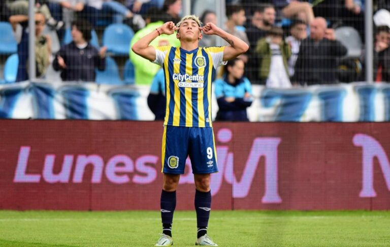 Central se desprende de un delantero Central se desprende de un delantero