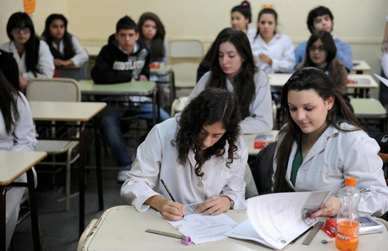 Educar entre el algoritmo y el aula Educar entre el algoritmo y el aula
