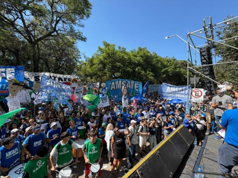 Rodrigo Alonso: «hoy demostramos que no hay más extorsión ni apriete». Paro docente y masiva marcha en Santa Fe Rodrigo Alonso: «hoy demostramos que no hay más extorsión ni apriete». Paro docente y masiva marcha en Santa Fe