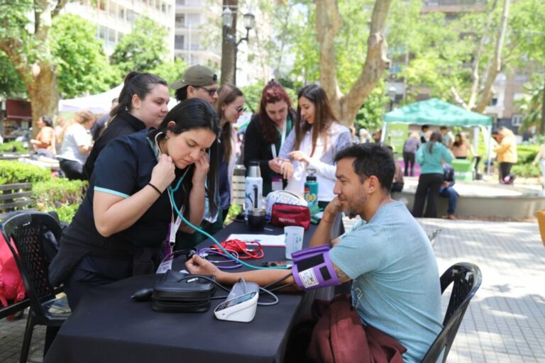 Chequeos gratis: la UNR hace controles médicos en plaza Montenegro