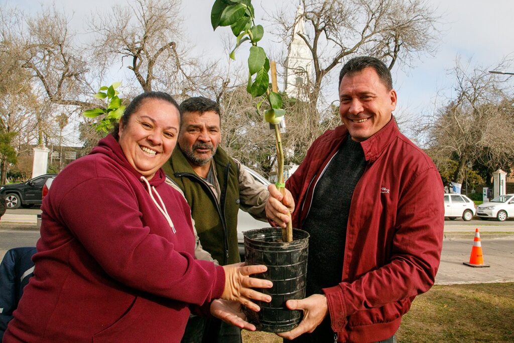 La Municipalidad de San Lorenzo entregó 1.400 árboles frutales para sumar más verde en los hogares