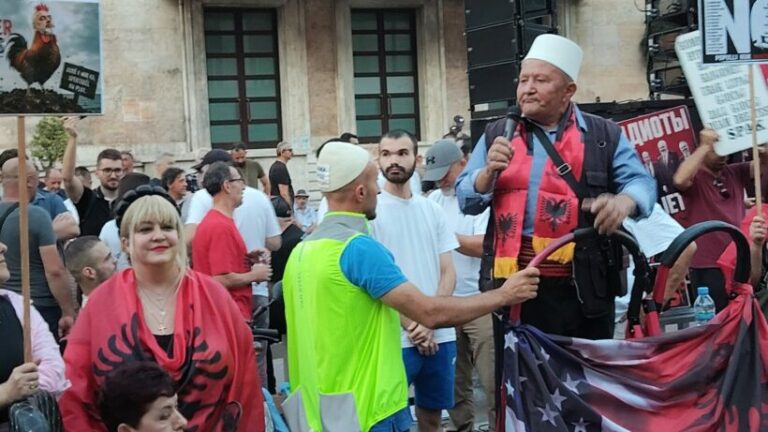 Tirana: ¡ya son 46 días de Resistencia!
